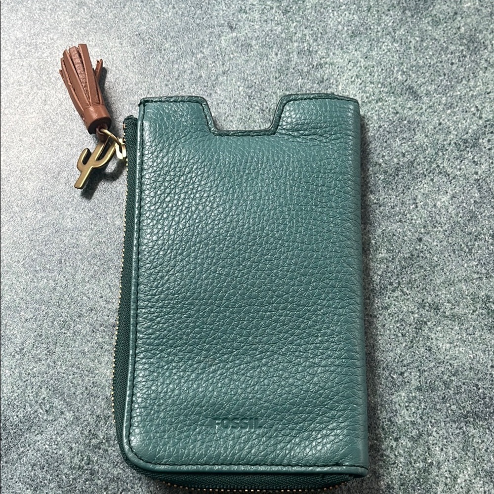 P410. NWT Fossil Teal Green Pebbled Leather Zip Around Smaller Phone Wallet